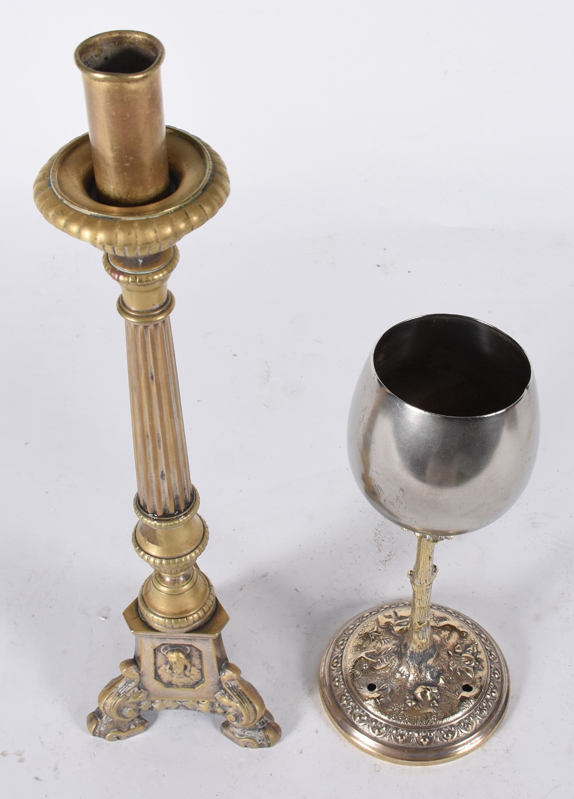 Duas peças sacras de metal , sendo castiçal com figura de Cristo na... - foto 2 de 4