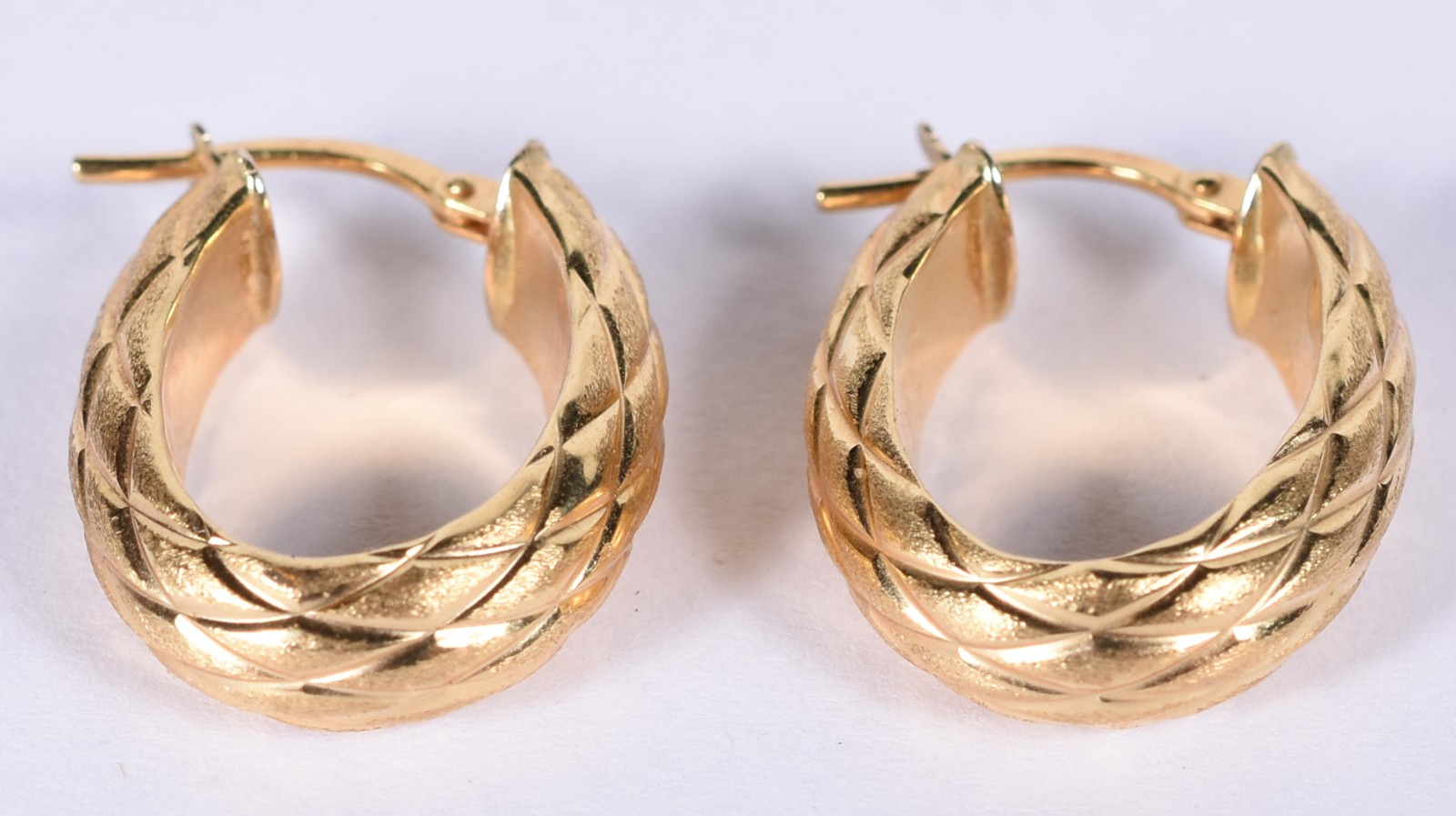 Par de brincos de ouro 18k modelo argola oval (Por motivos de... - foto 1 de 5