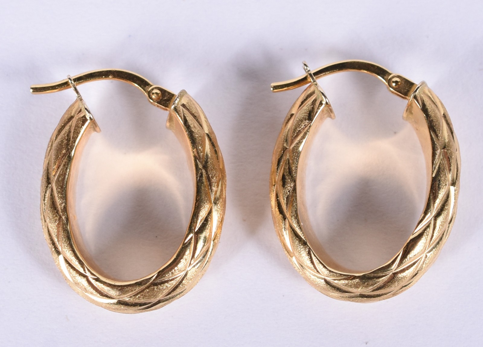 Par de brincos de ouro 18k modelo argola oval (Por motivos de... - foto 2 de 5