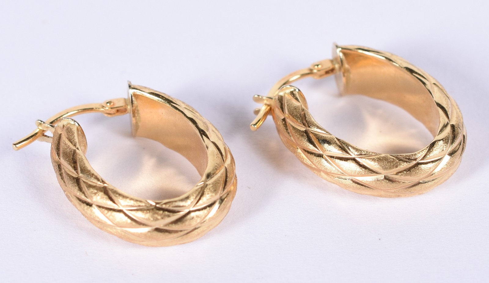 Par de brincos de ouro 18k modelo argola oval (Por motivos de... - foto 3 de 5