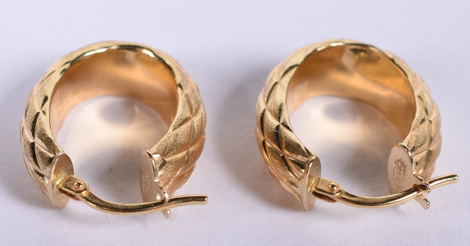 Par de brincos de ouro 18k modelo argola oval (Por motivos de... - foto 4 de 5