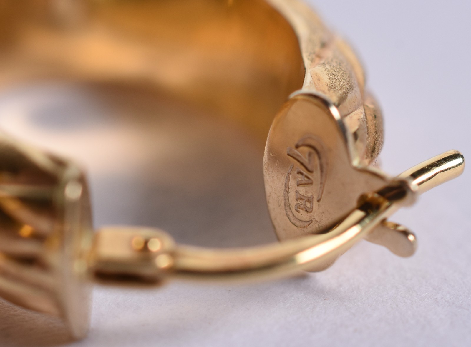 Par de brincos de ouro 18k modelo argola oval (Por motivos de... - foto 5 de 5