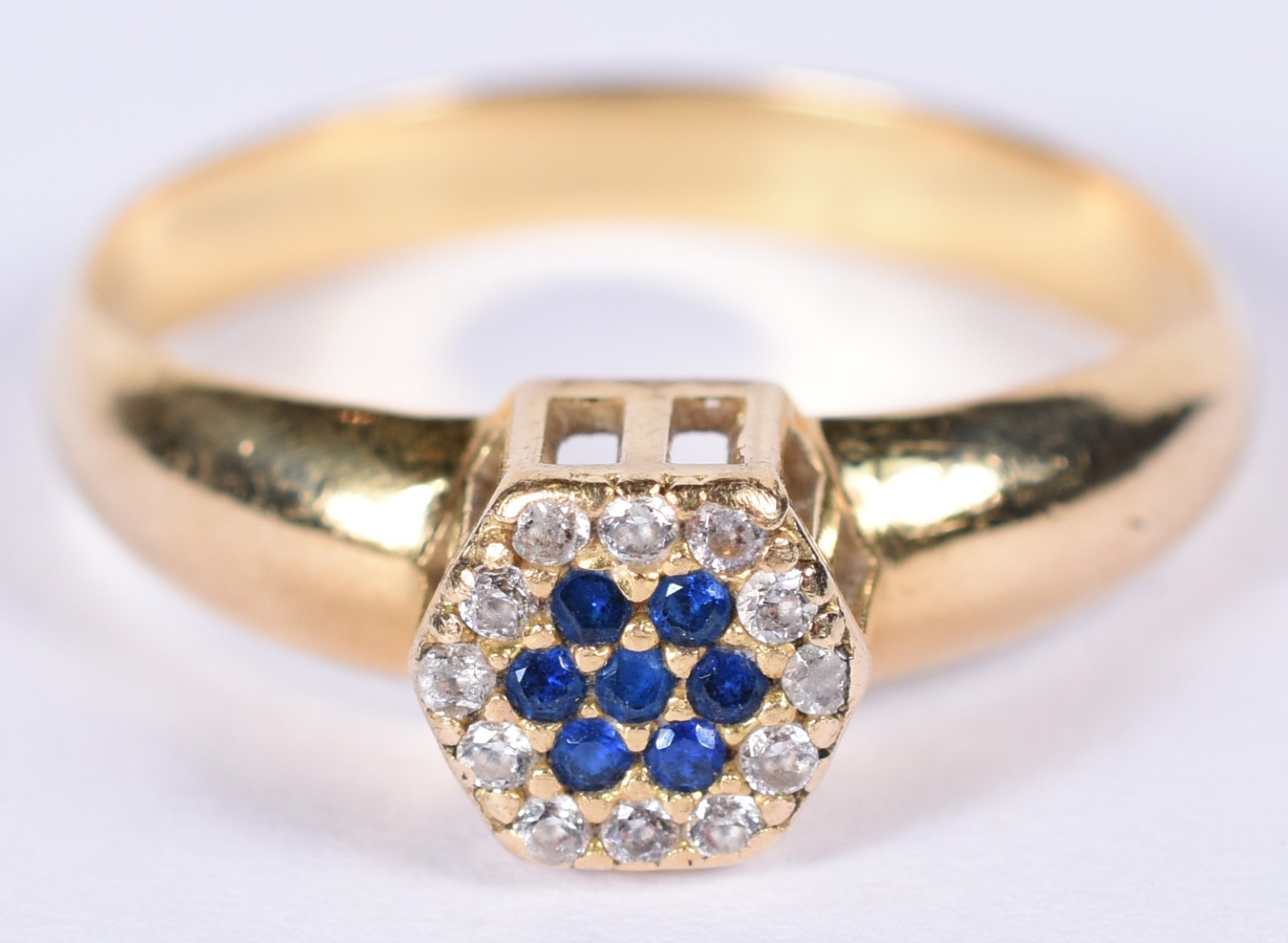 Anel feitio chuveiro de ouro 18k contraste 750 cravejado com safiras... - foto 1 de 3