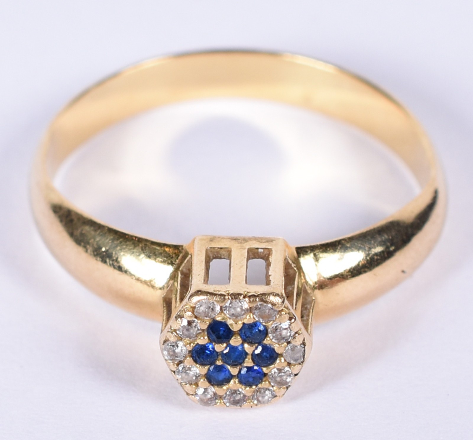 Anel feitio chuveiro de ouro 18k contraste 750 cravejado com safiras... - foto 2 de 3
