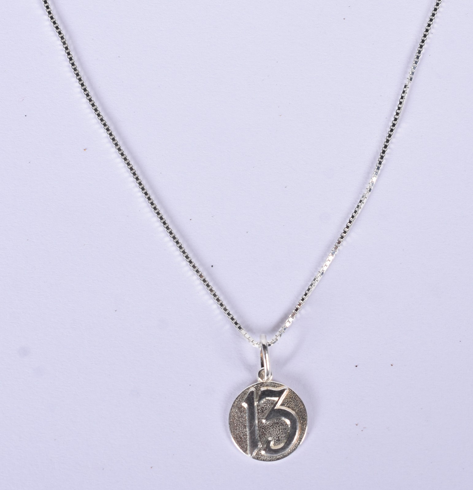 Colar de prata com pingente com o número "13" (Por motivos de... - foto 1 de 6