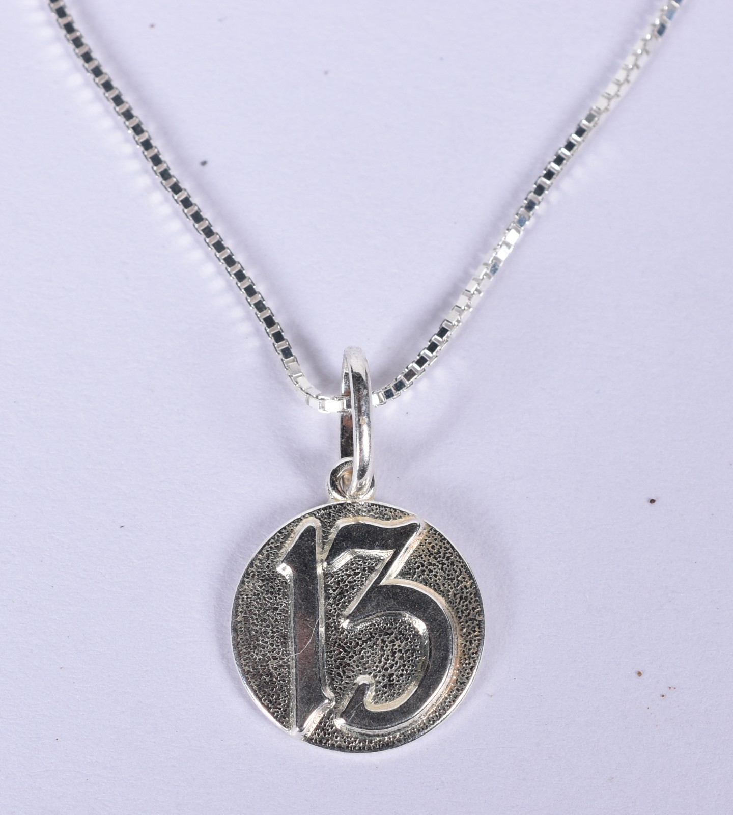 Colar de prata com pingente com o número "13" (Por motivos de... - foto 3 de 6