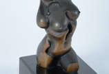 Escultura de bronze representando figura femini... - Escultura de bronze representando figura feminina. Alt. 23 cm.