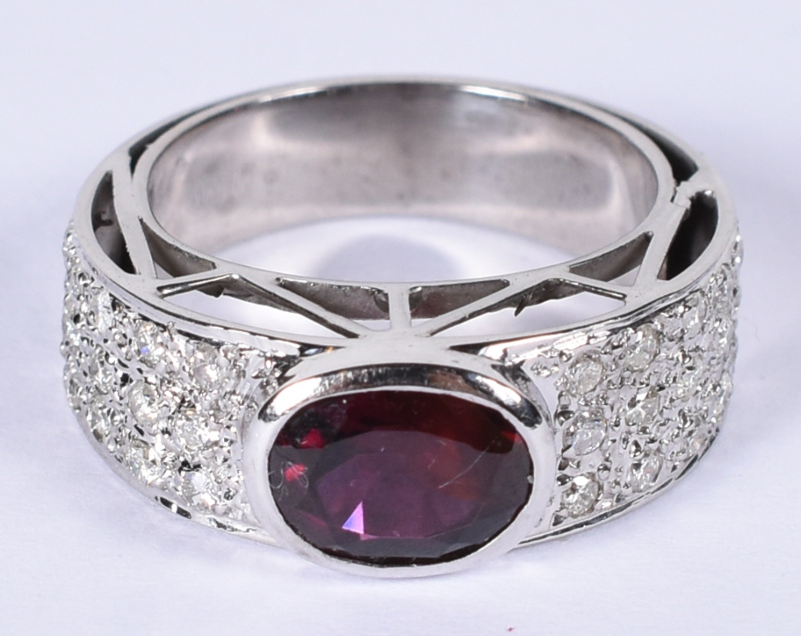 Anel de ouro branco com 30 brilhantes de 0,02 ct pedra, aro 16 (Por... - foto 2 de 4