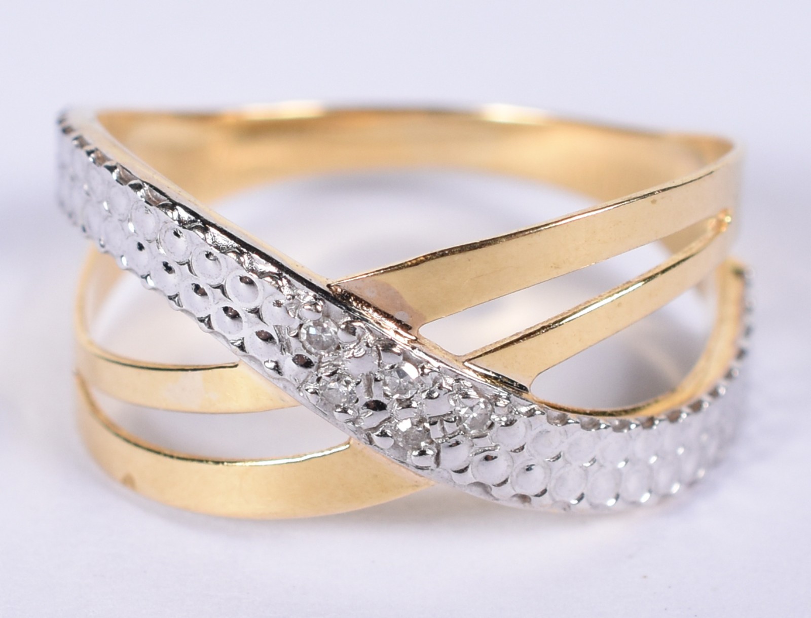 Anel de ouro 18 k e ouro branco cravejado com safiras entrelaçado... - foto 1 de 3