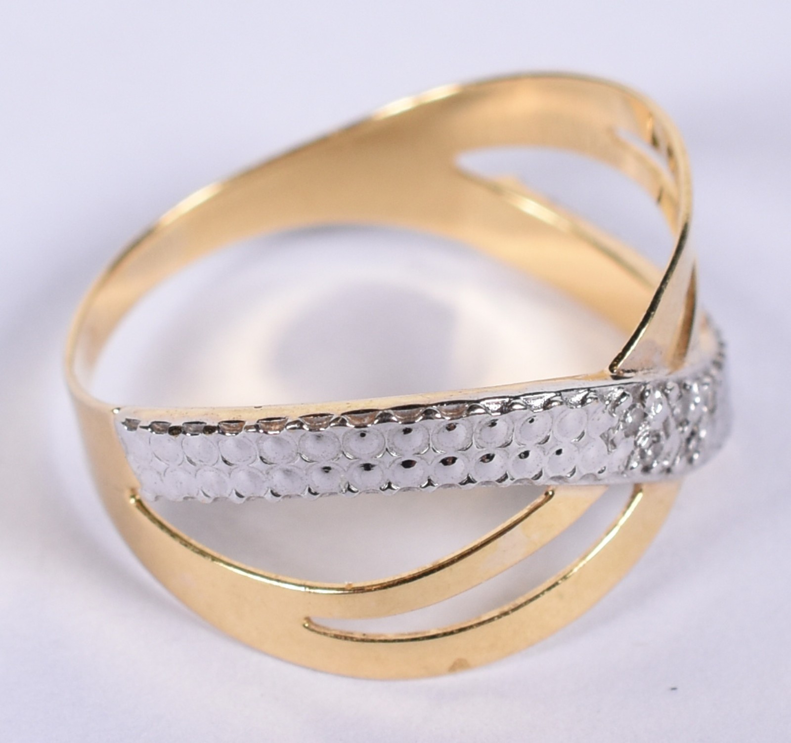 Anel de ouro 18 k e ouro branco cravejado com safiras entrelaçado... - foto 2 de 3