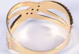 Anel de ouro 18 k e ouro branco cravejado com s... - Anel de ouro 18 k e ouro branco cravejado com safiras entrelaçado, aro 15 (Por motivos de segurança a peça não se encontra na loja)