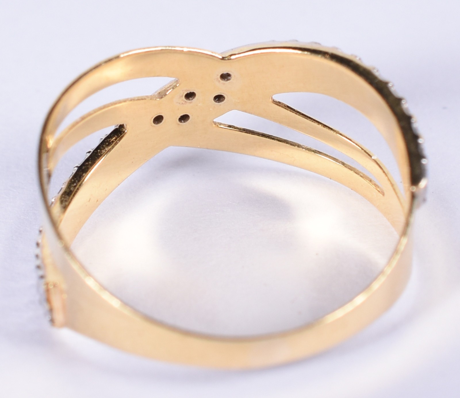 Anel de ouro 18 k e ouro branco cravejado com safiras entrelaçado... - foto 3 de 3