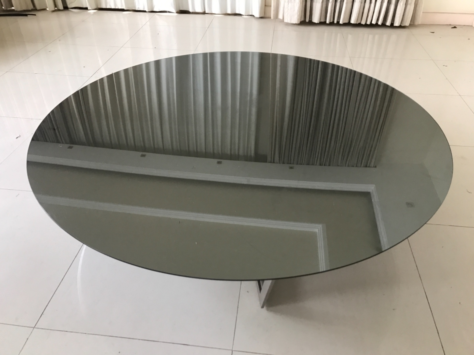 Grande mesa de centro feitio oval, base de metal e tampo espelhado... - foto 2 de 3