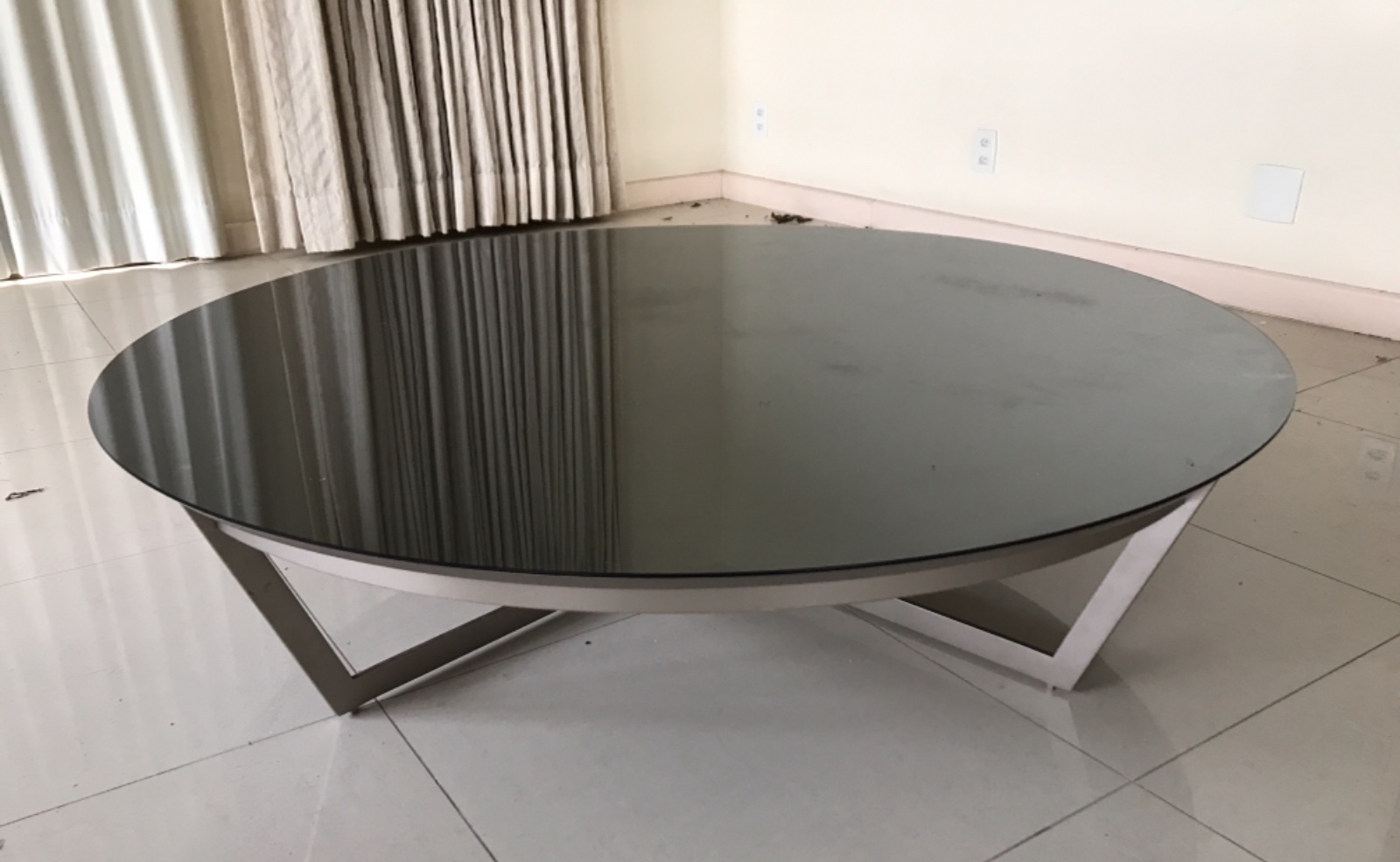 Grande mesa de centro feitio oval, base de metal e tampo espelhado... - foto 3 de 3