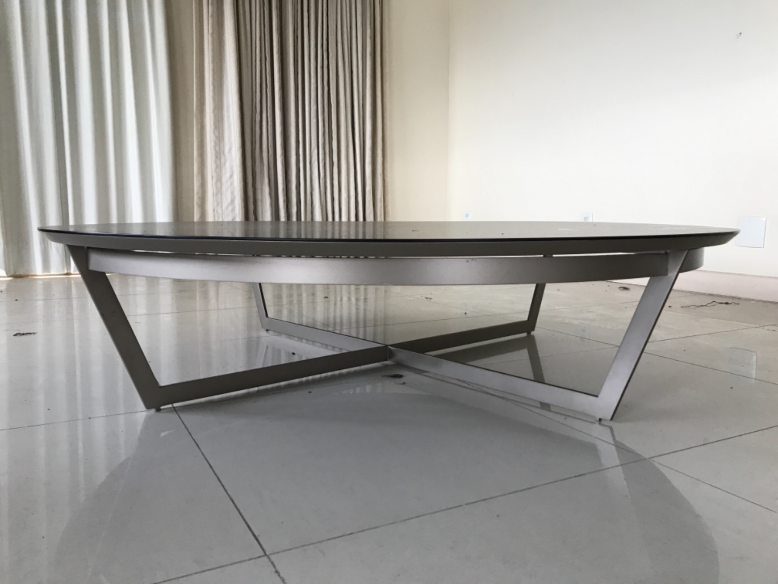 Grande mesa de centro feitio oval, base de metal e tampo espelhado... - foto 1 de 3
