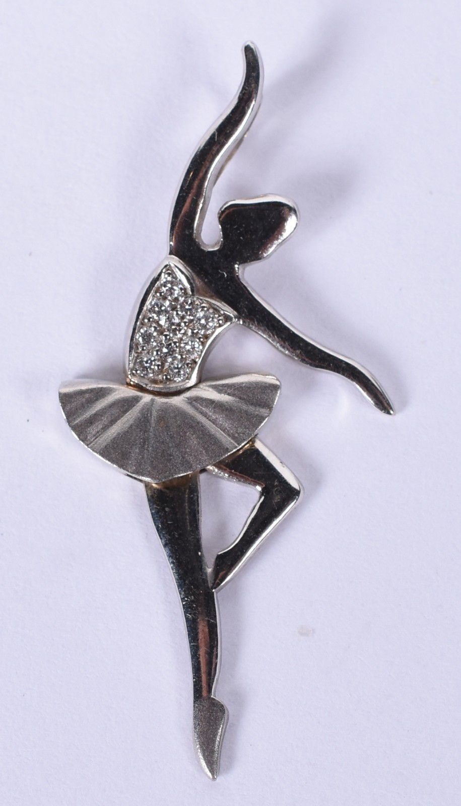 Pingente de ouro branco contraste 750 com 9 brilhantes (Por motivos... - foto 2 de 5