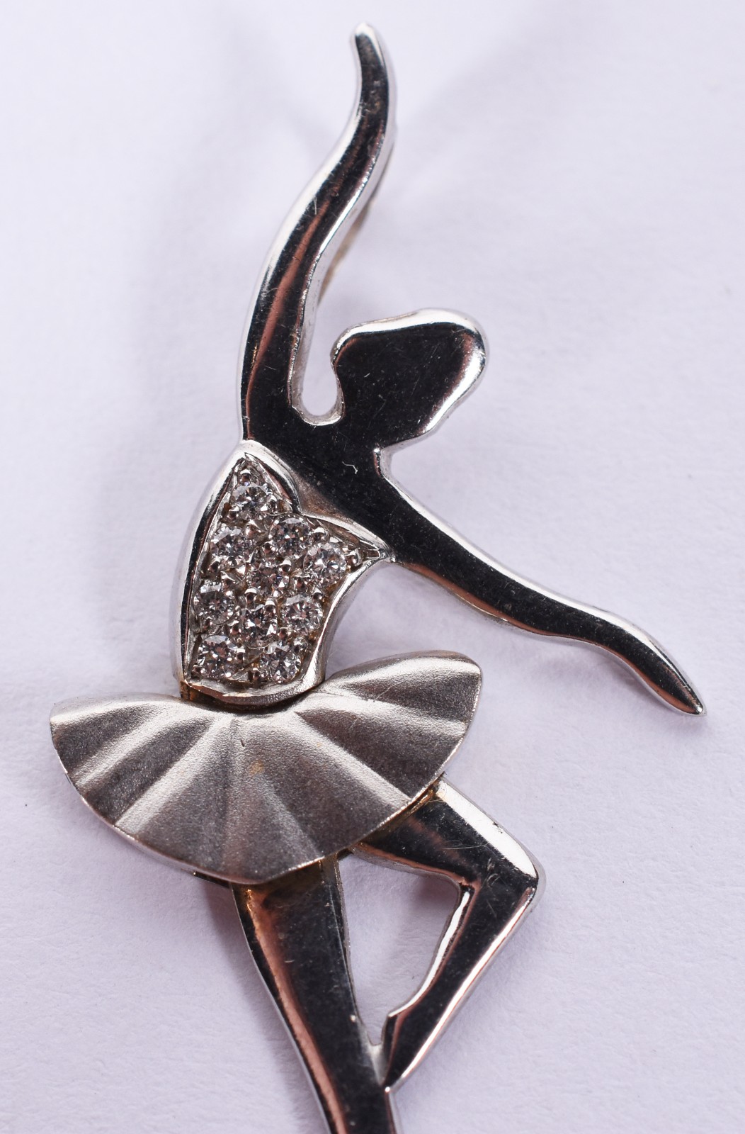 Pingente de ouro branco contraste 750 com 9 brilhantes (Por motivos... - foto 3 de 5