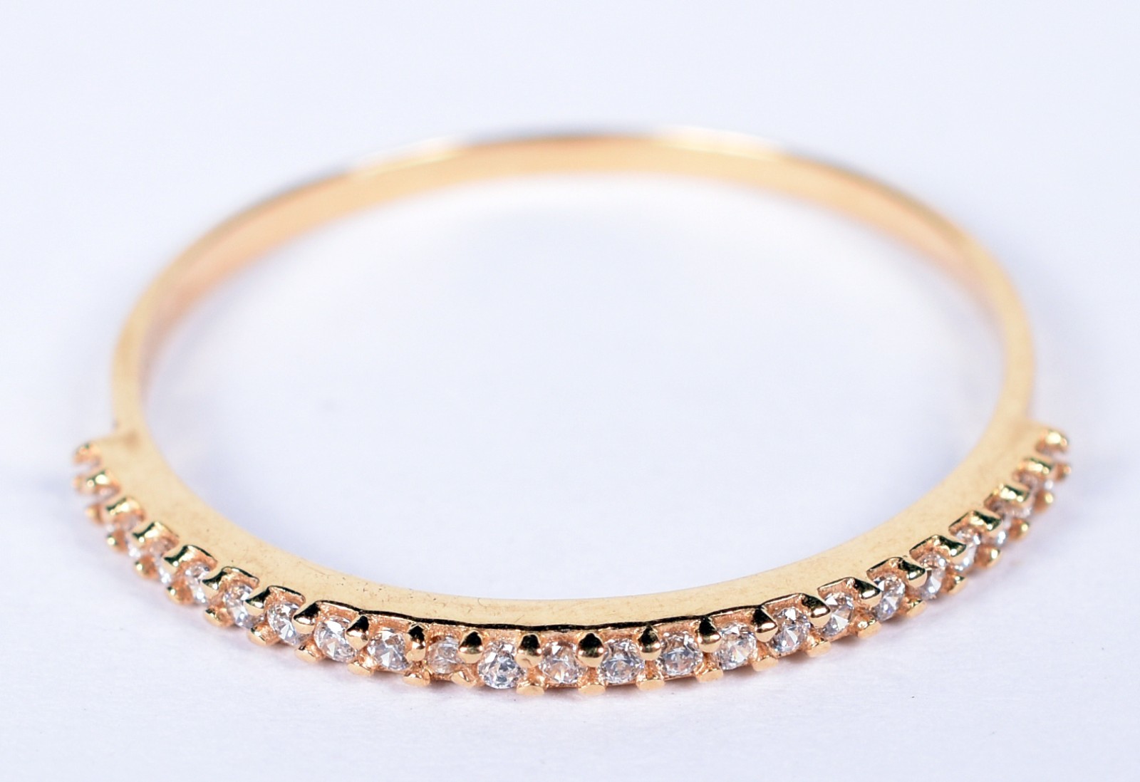 Anel de ouro 18 k contraste 750 com safiras brancas, aro 20 (Por... - foto 1 de 5
