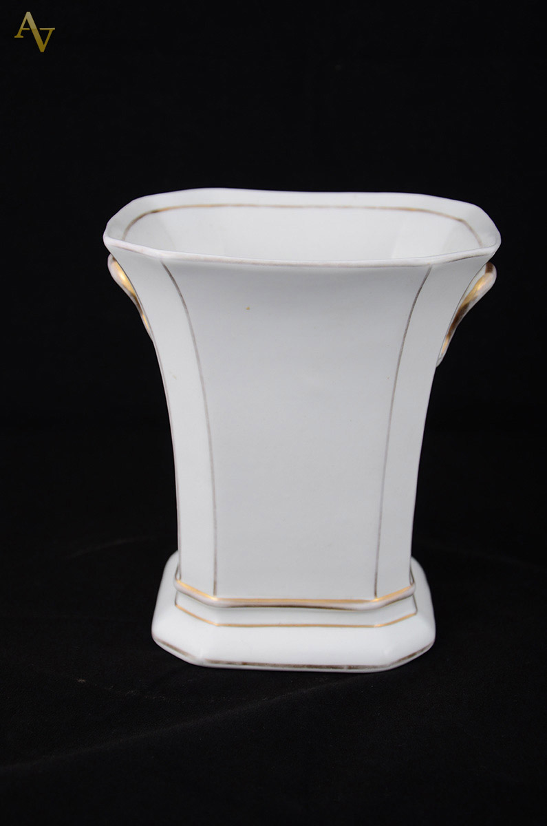 Cachepot de porcelana portuguesa Vista Alegre na cor creme com frisos...