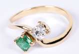 Solitário de ouro 18k contraste 750 com um bril... - Solitário de ouro 18k contraste 750 com um brilhante de aproximadamente 0,25 ct e pedra verde, aro 23 (Por motivos de segurança a peça não se en...