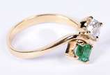 Solitário de ouro 18k contraste 750 com um bril... - Solitário de ouro 18k contraste 750 com um brilhante de aproximadamente 0,25 ct e pedra verde, aro 23 (Por motivos de segurança a peça não se en...