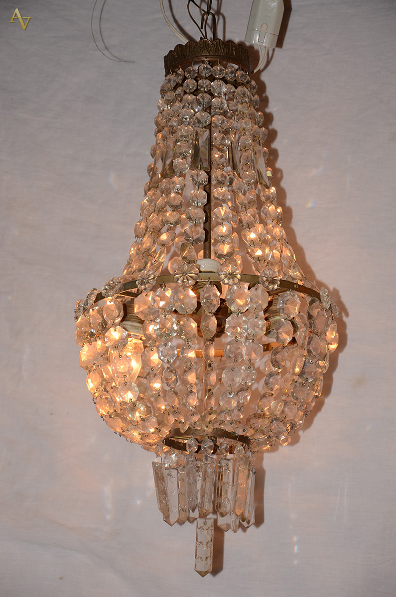 Lustre estilo Império com armação de metal dourado e contas de...