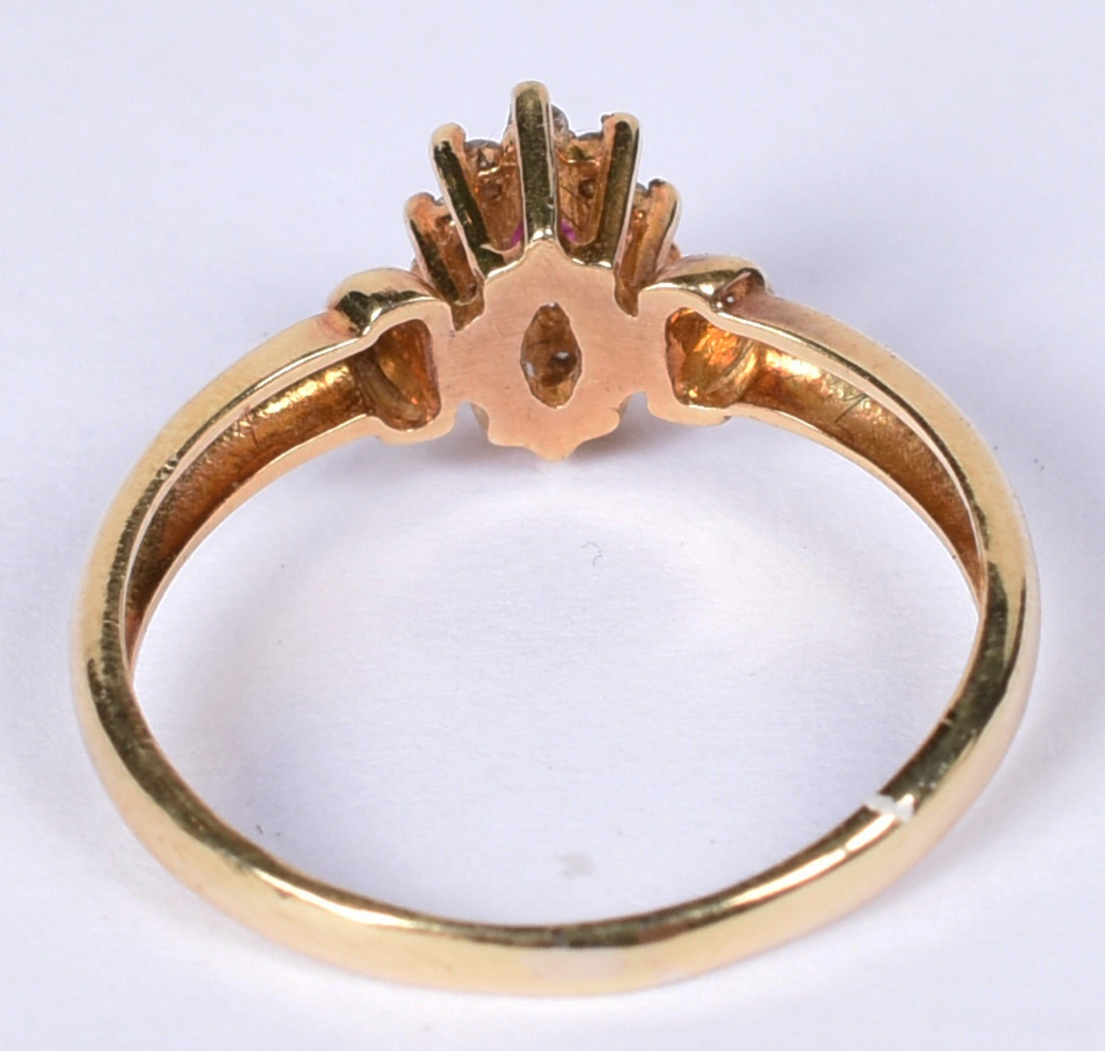 Anel de ouro 18 k modelo navete com 11 brilhantes e pedras vermelhas... - foto 3 de 4