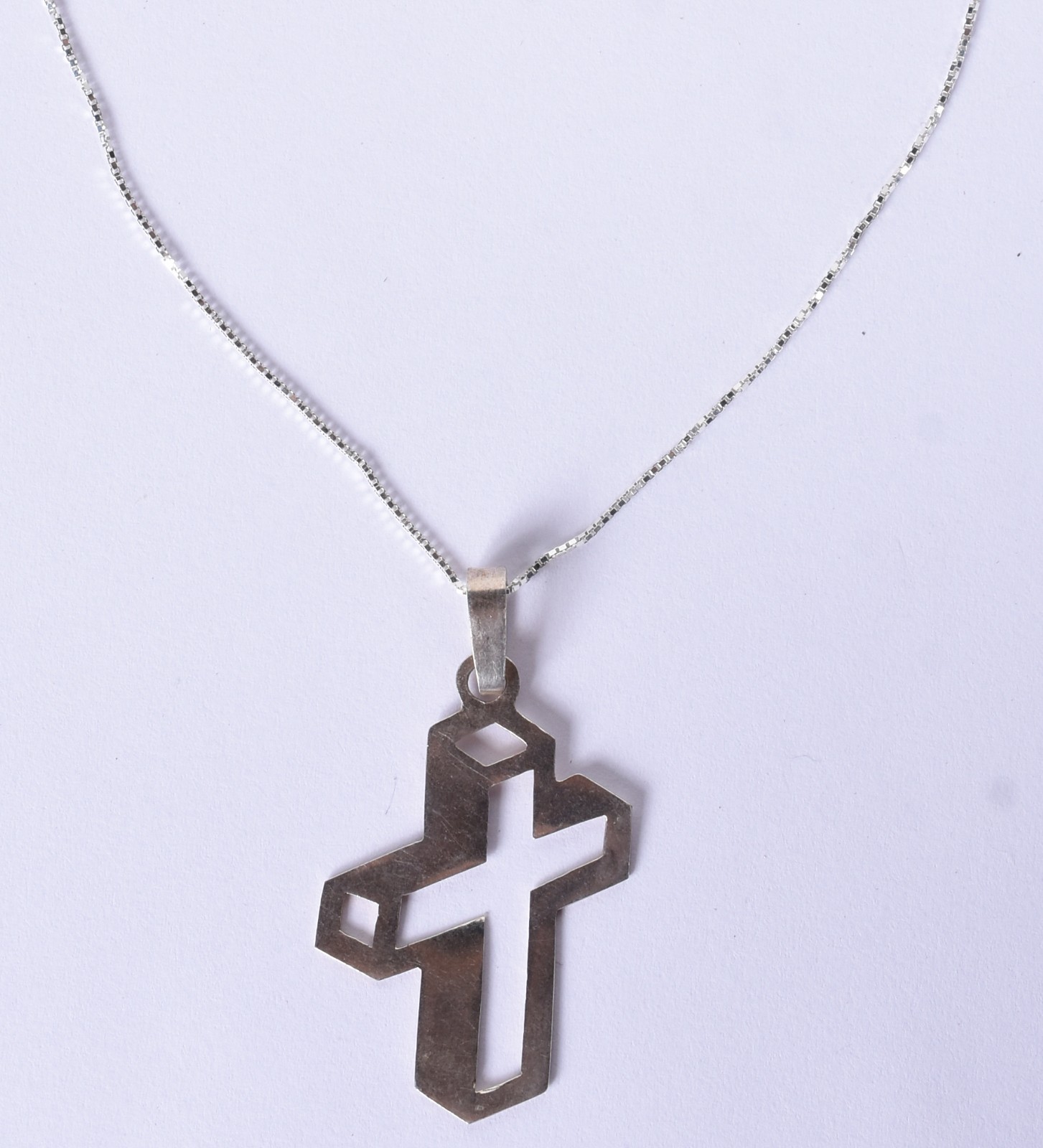 Colar de prata com pendente de cruz (Por motivos de segurança a peça... - foto 1 de 4