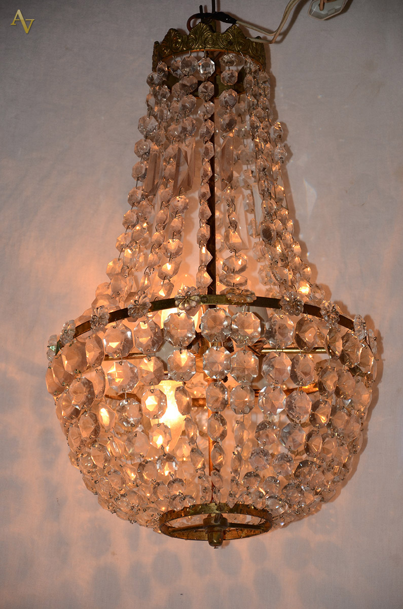 Lustre estilo Império com armação de metal dourado e contas de...