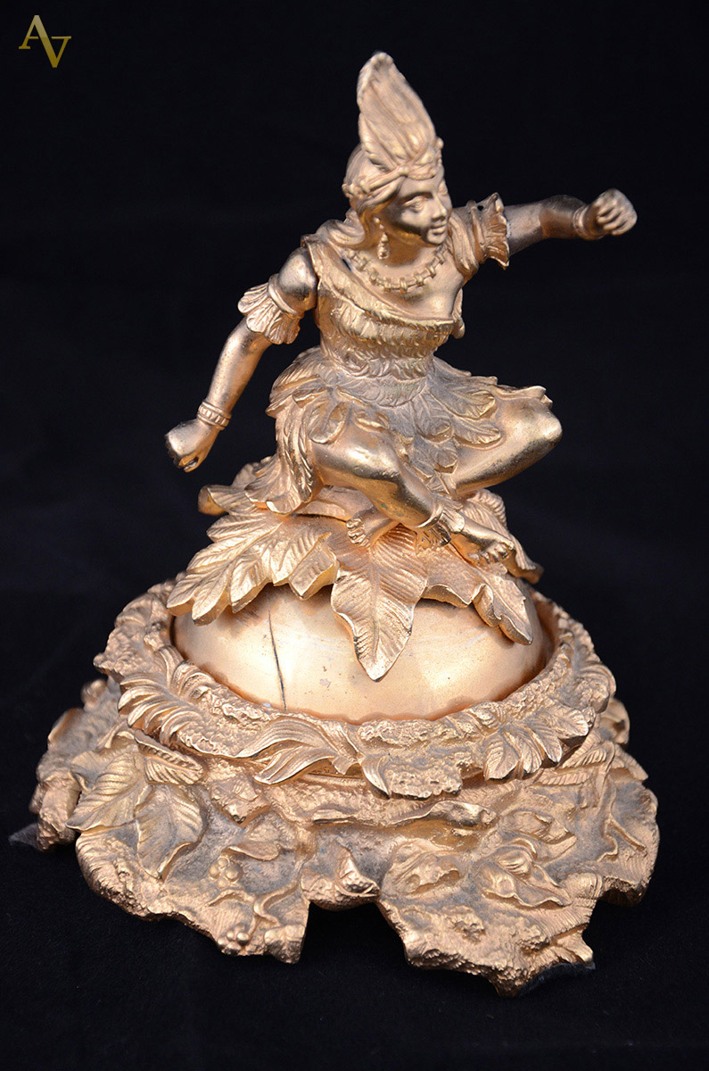 Grupo escultórico de bronze ormulu com figura de índia com braços...