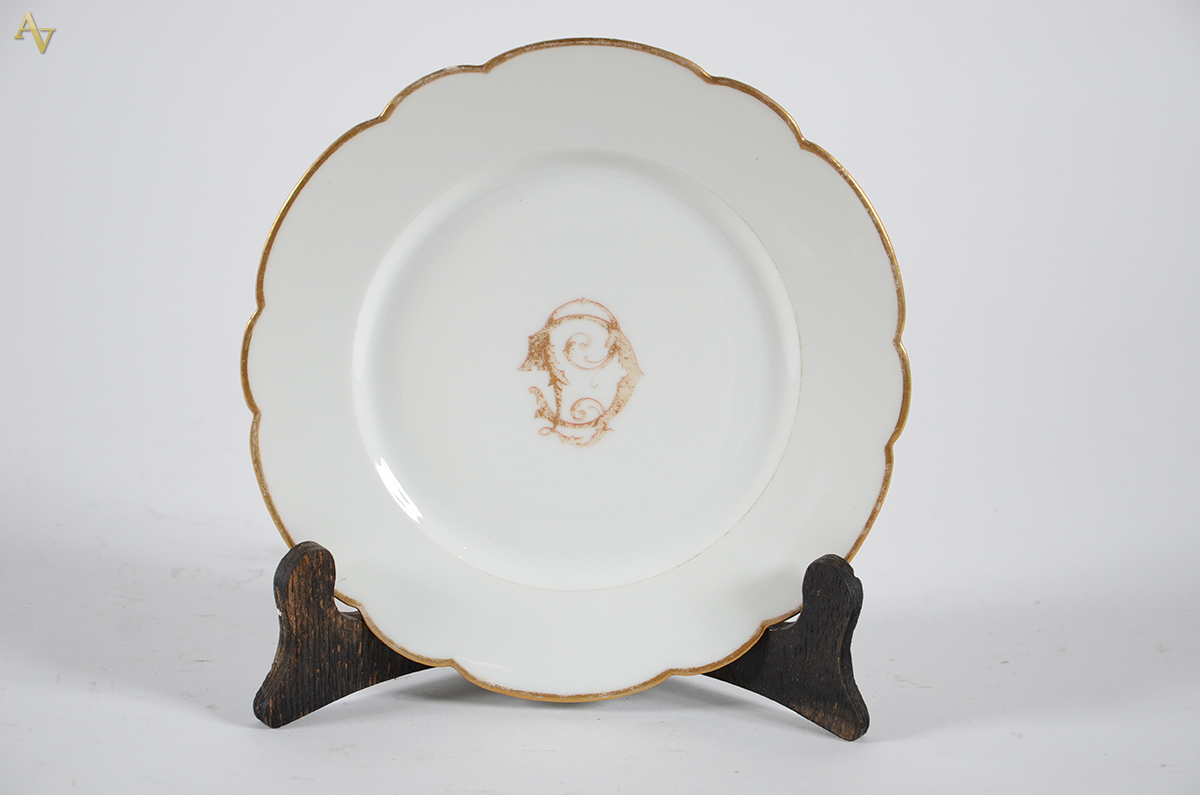 Prato de porcelana francesa, sec.XIX, tendo em reserva monograma... - foto 1 de 2