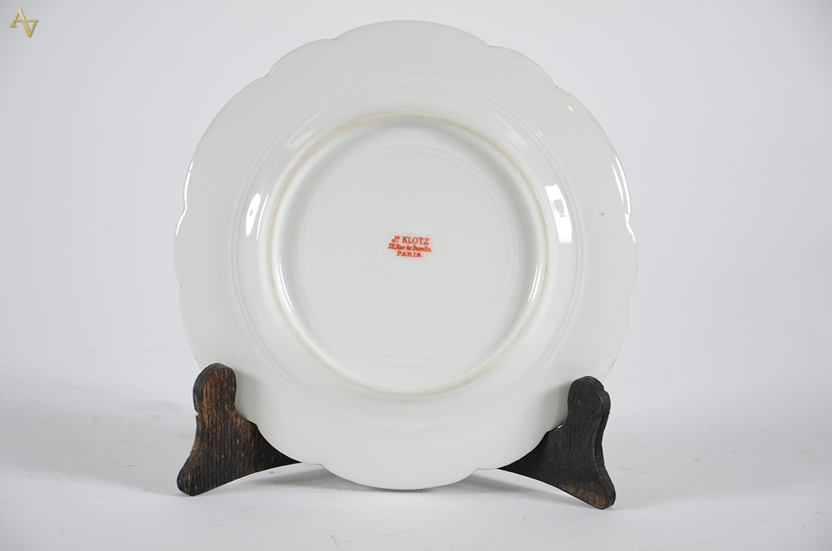 Prato de porcelana francesa, sec.XIX, tendo em reserva monograma... - foto 2 de 2
