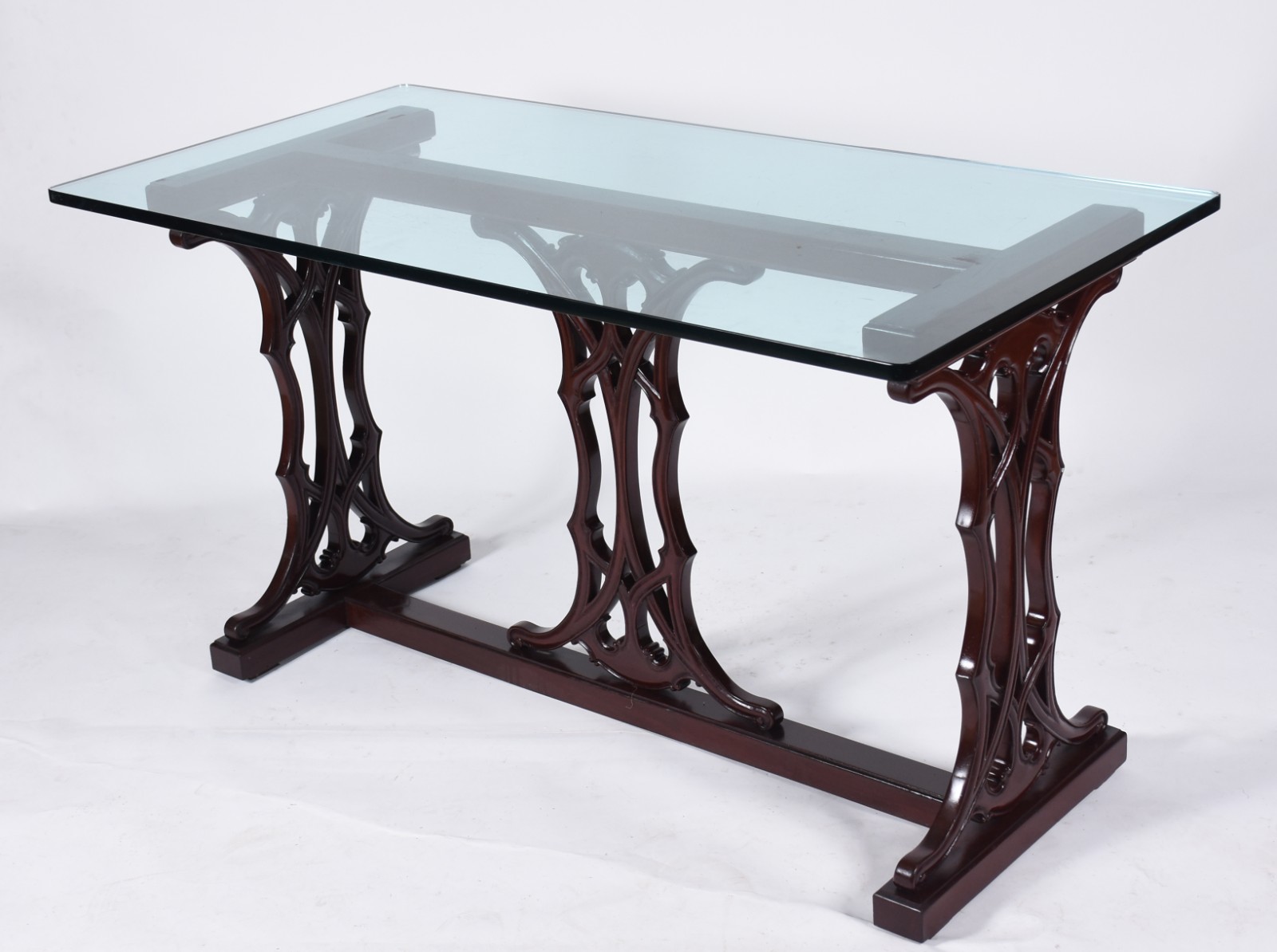Mesa de jantar com base de madeira nobre recortada e tampo de vidro... - foto 2 de 8