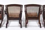 Antigo conjunto de Mesa de jantar de madeira no... - Antigo conjunto de Mesa de jantar de madeira nobre, elástica, com 4 tabuas extensoras medido 0,44 x 1,20 m. cada. Base com pernas cilíndricas fr...