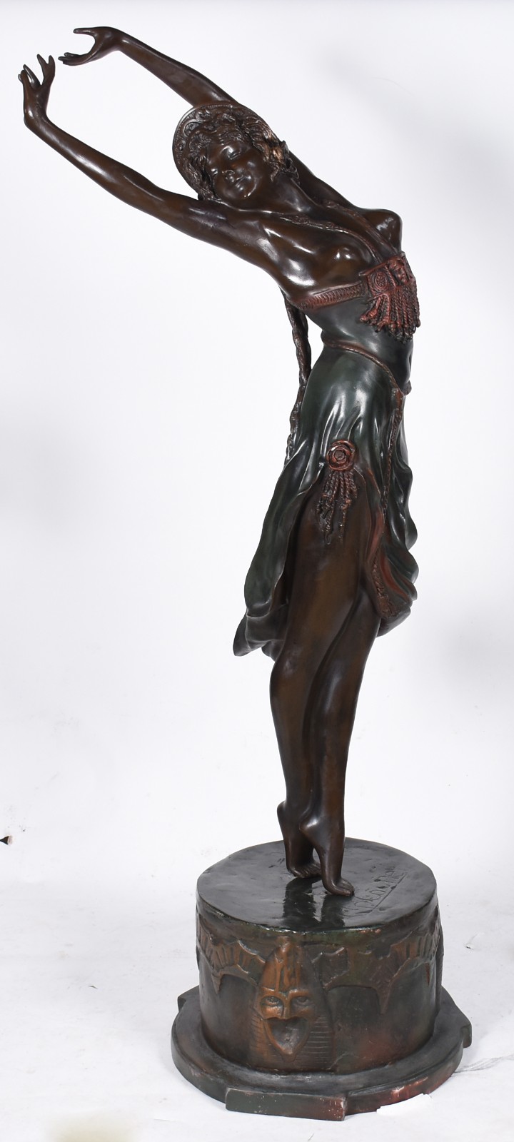 Escultura de liga de metal e resina representando dançarina sobre... - foto 1 de 11