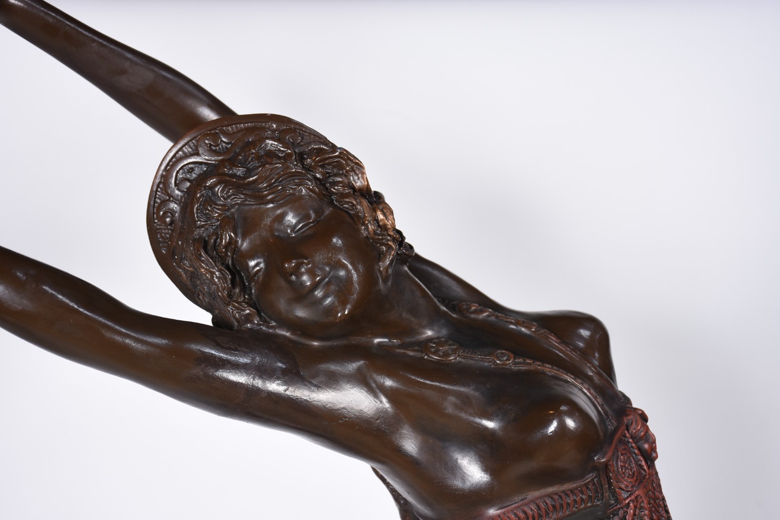 Escultura de liga de metal e resina representando dançarina sobre... - foto 4 de 11