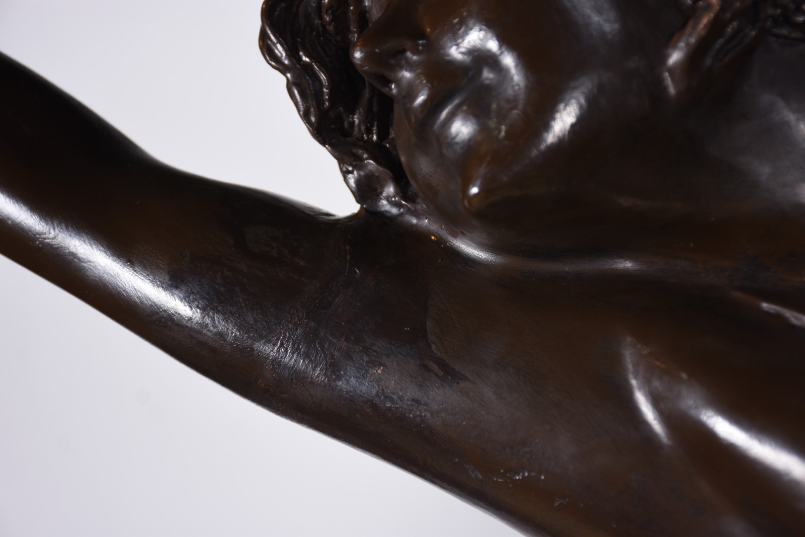 Escultura de liga de metal e resina representando dançarina sobre... - foto 5 de 11