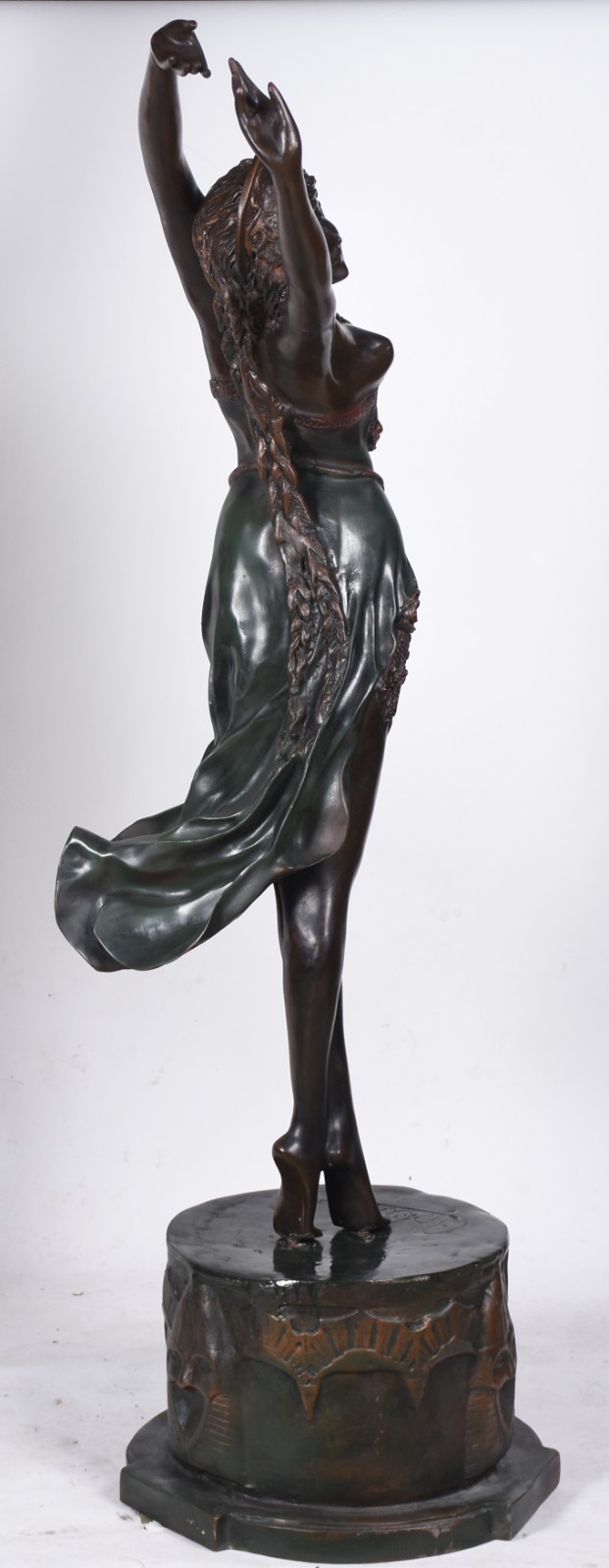 Escultura de liga de metal e resina representando dançarina sobre... - foto 6 de 11