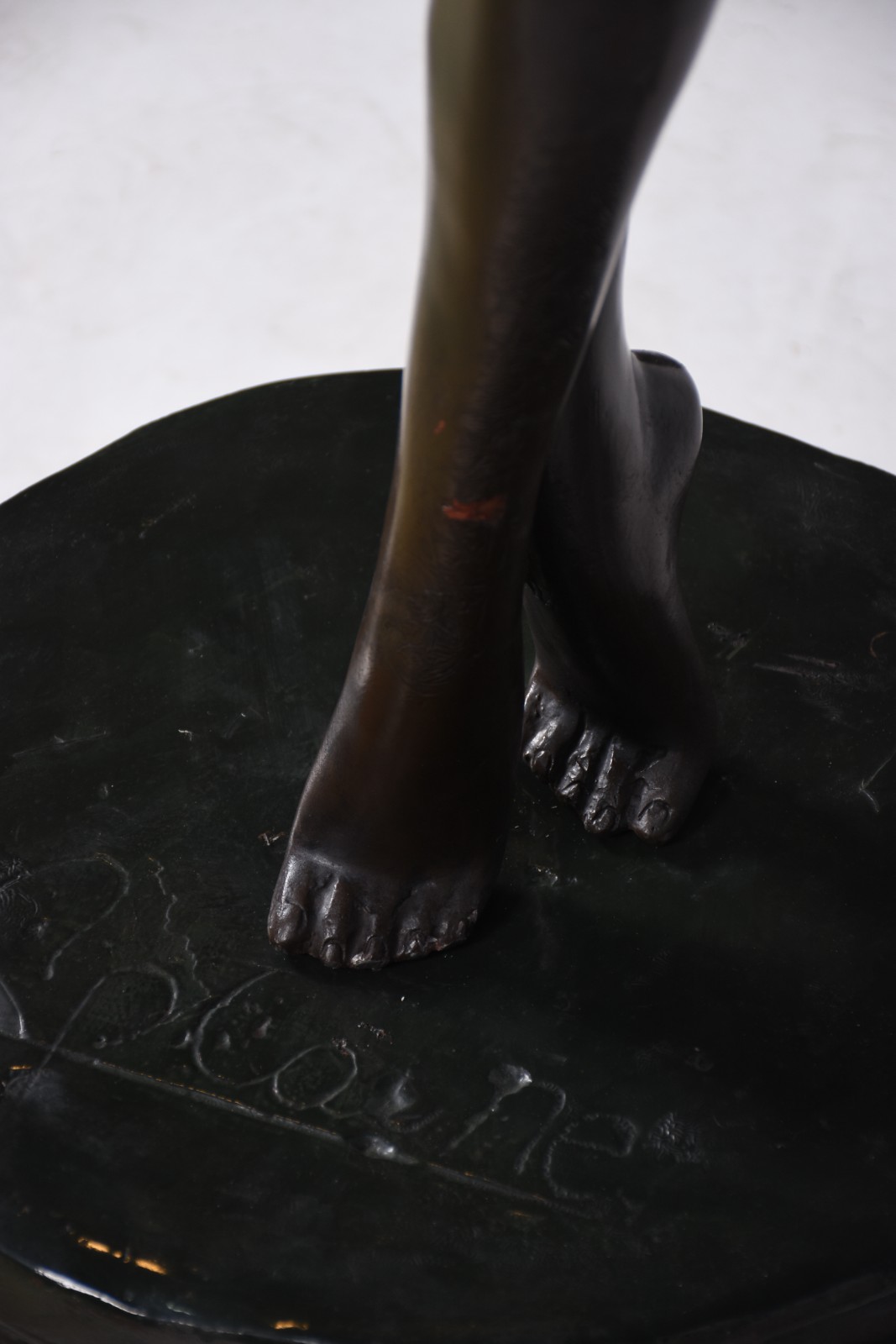 Escultura de liga de metal e resina representando dançarina sobre... - foto 7 de 11