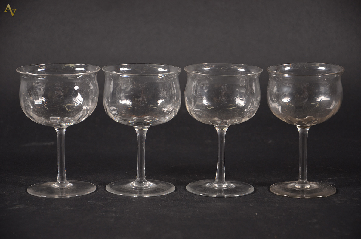 Vinte três taças para vinho em demi cristal.