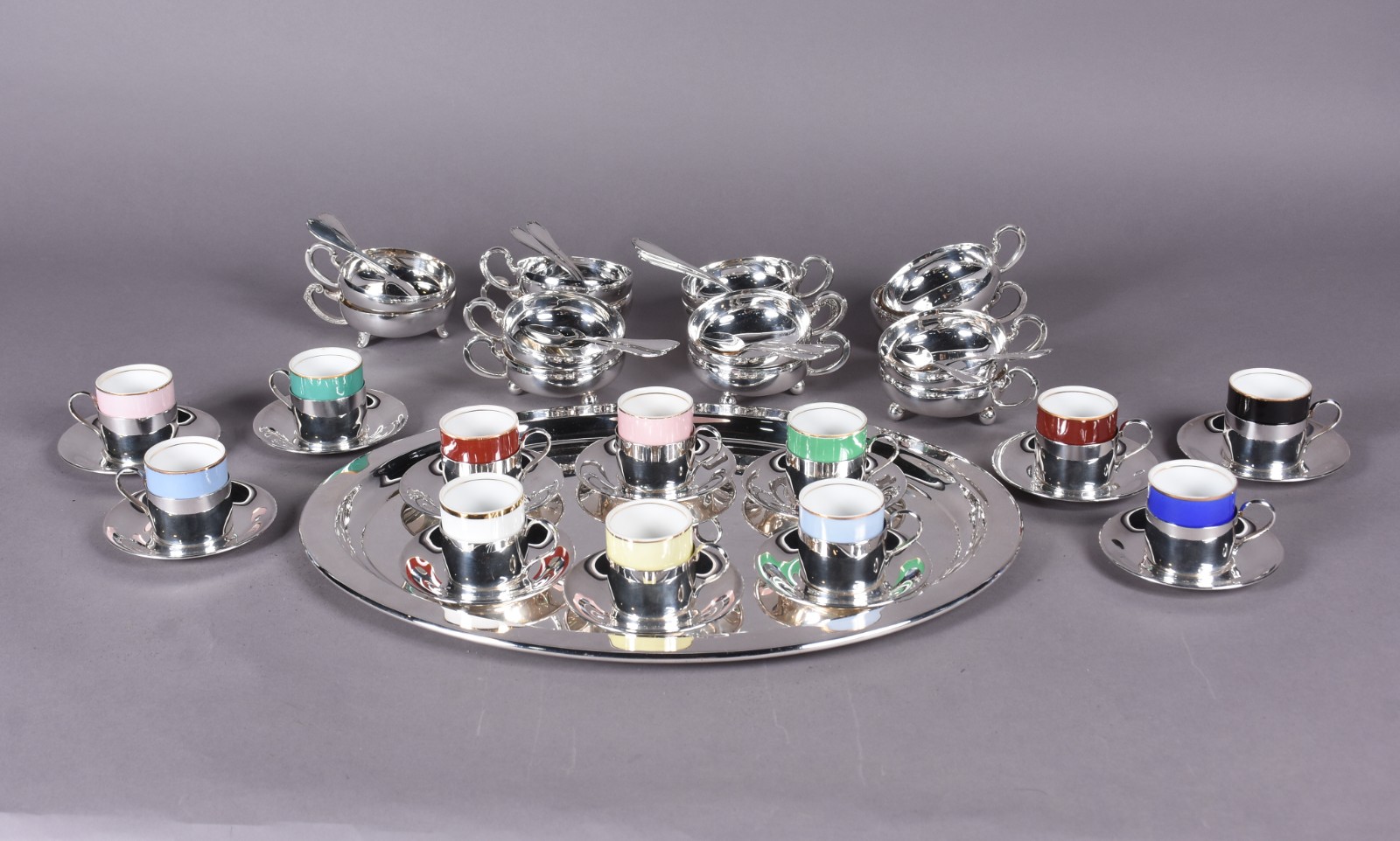 Diversas peças de metal prateado, sendo 12 taças para sorvete com... - foto 2 de 7
