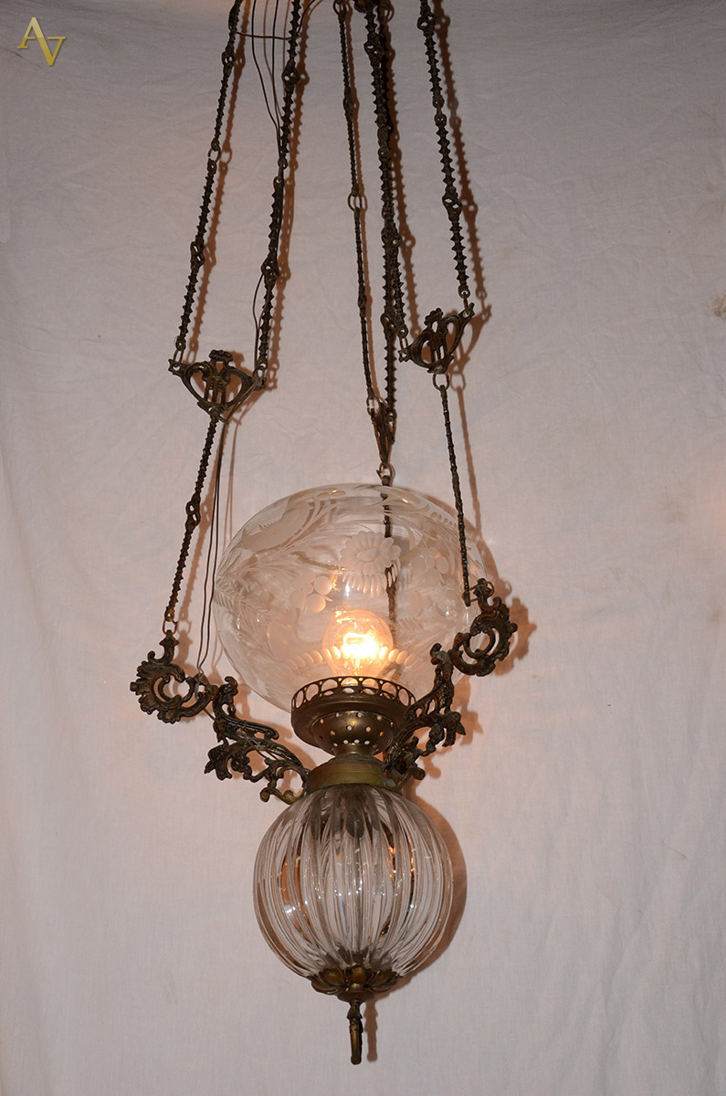 Luminária de metal e cristal gomado, globo com folhas e pássaros...