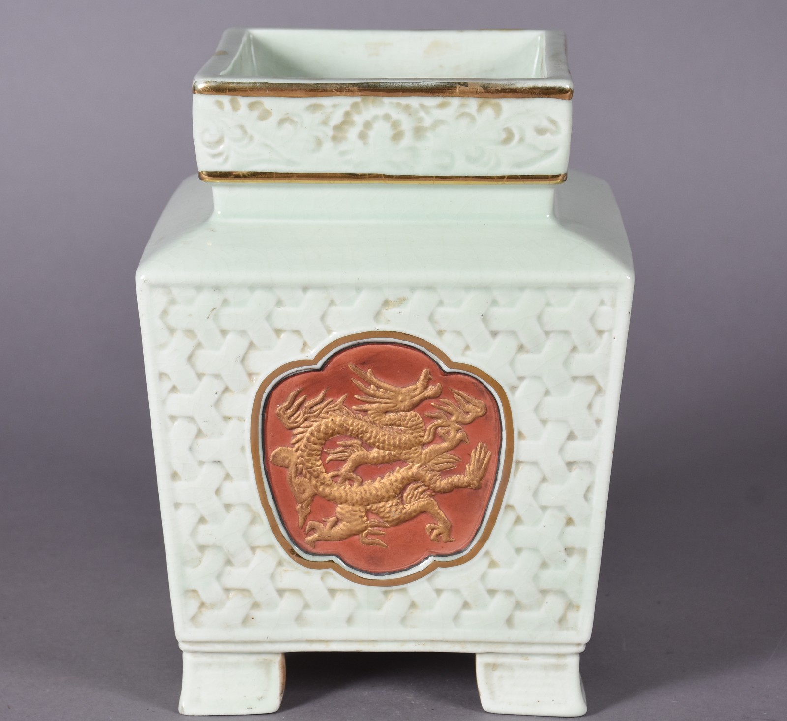 Vaso de porcelana decorado ao estilo oriental. - foto 1 de 9