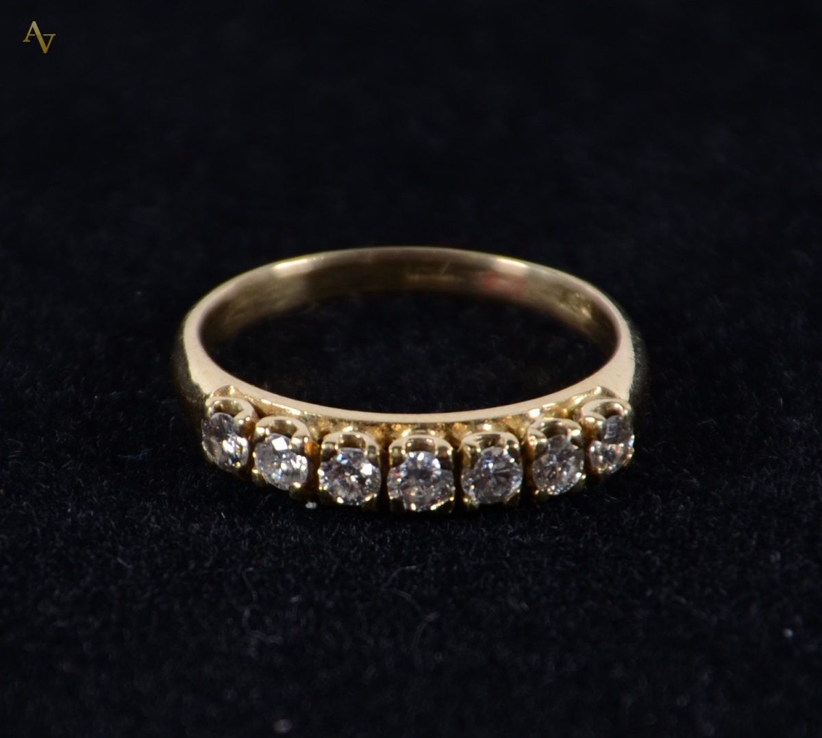 Meia aliança de ouro 18 k com 0.50 ct de brilhantes - peso: 2.7 gr.