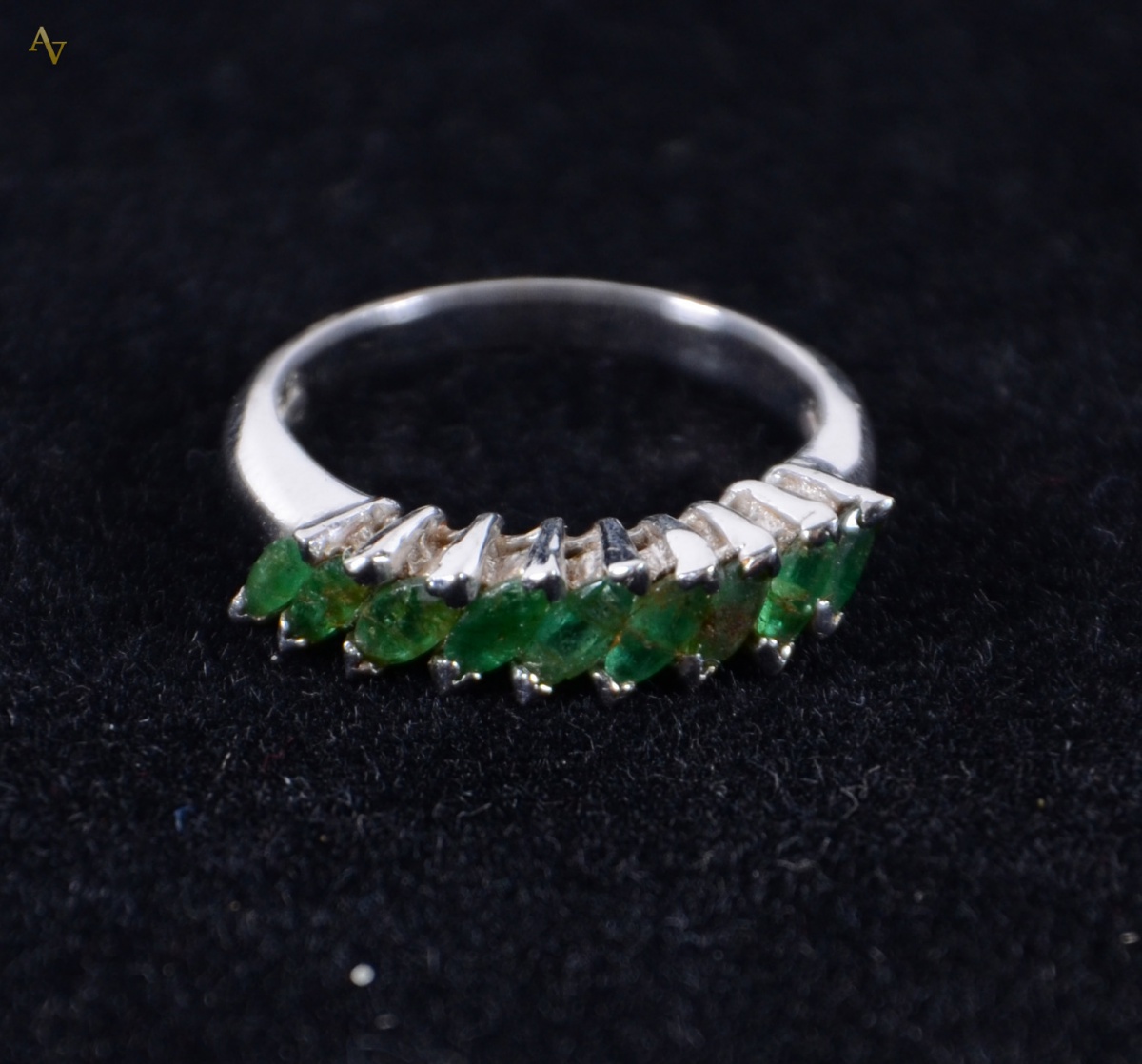 Meia aliança de ouro branco 18 k com 0.42 ct de esmeraldas - peso...