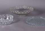 Três peças de cristal, sendo prato para bolo, b... - Três peças de cristal, sendo prato para bolo, bowl e centro de mesa.