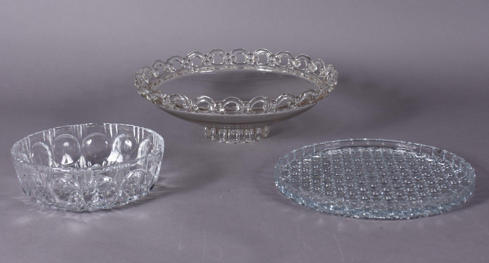 Três peças de cristal, sendo prato para bolo, bowl e centro de mesa. - foto 1 de 8