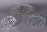 Três peças de cristal, sendo prato para bolo, b... - Três peças de cristal, sendo prato para bolo, bowl e centro de mesa.
