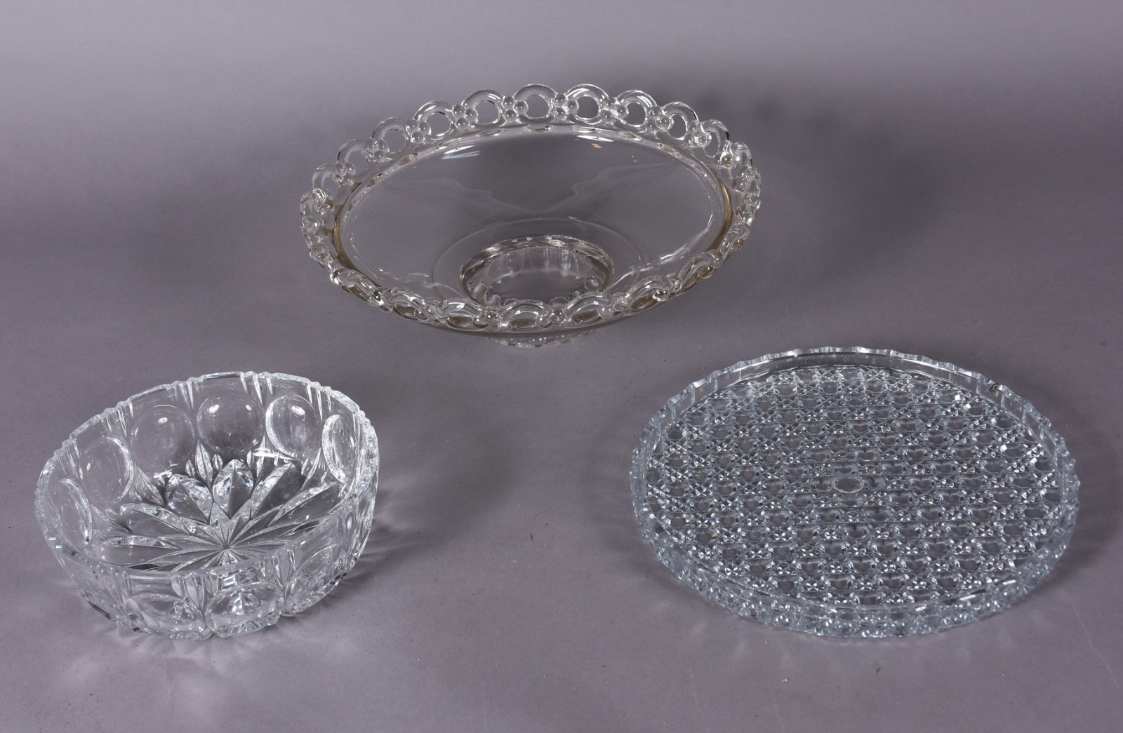 Três peças de cristal, sendo prato para bolo, bowl e centro de mesa. - foto 2 de 8