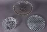 Três peças de cristal, sendo prato para bolo, b... - Três peças de cristal, sendo prato para bolo, bowl e centro de mesa.